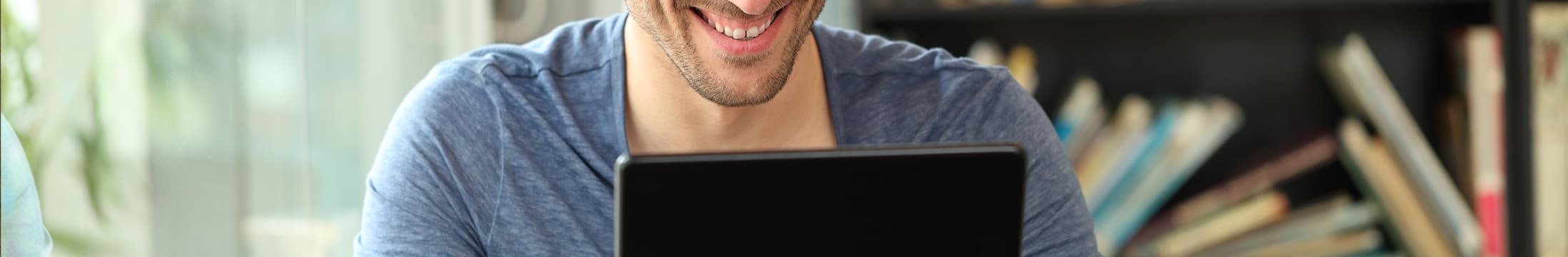 Homme avec une tablette