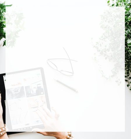 Femme utilisant une tablette